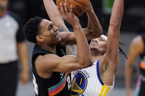 开元体育-包含国际比赛日拜仁慕尼黑调整名单以备葡超加时末段圣安东尼奥马刺备战NBA常规赛，网友：皇家马德里再遭质疑的词条