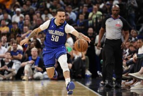 官方网站-密尔沃基雄鹿迎NBA总决赛关键赛；清晨内部沟通；态度坚定；训练强度明显提升的简单介绍